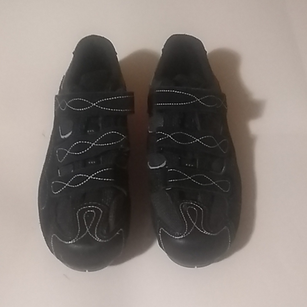 Body geometry cycling shoes